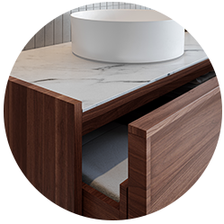 Houten wastafelmeubel met marmeren blad en ronde wastafel, moderne en strakke uitstraling.