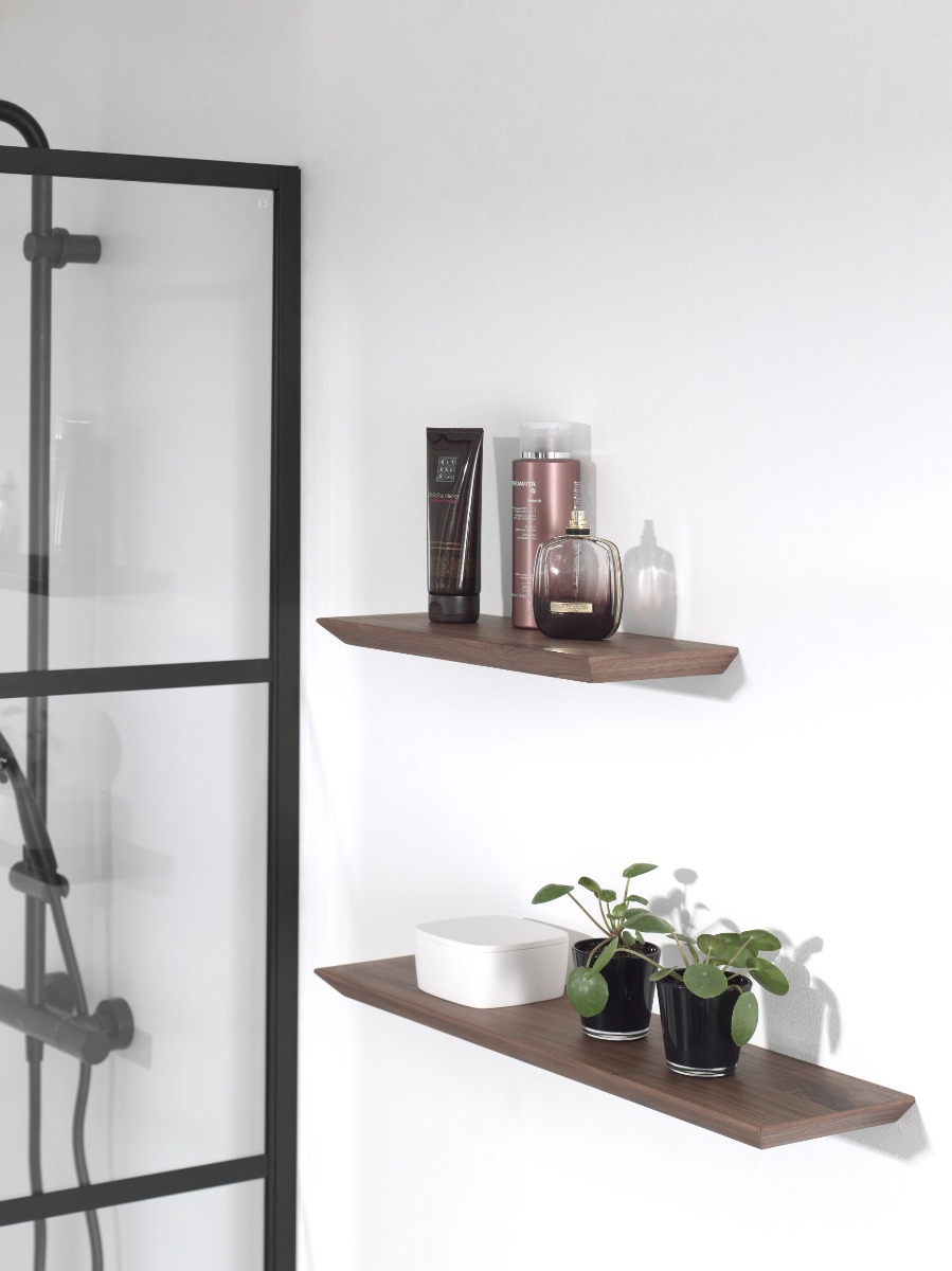 Étagères de salle de bain avec produits de soin et plantes, design moderne et épuré.