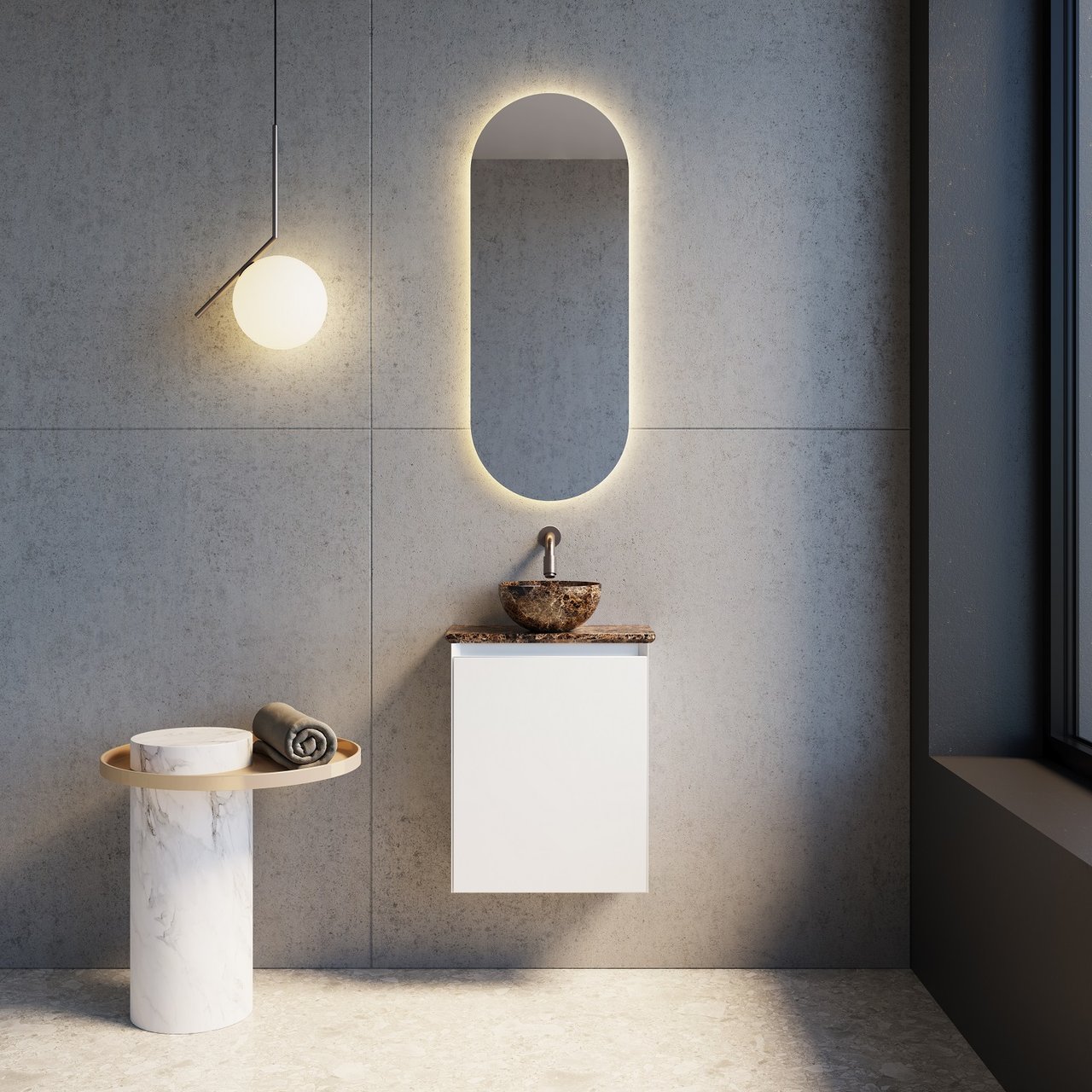Minimalistisch badkamermeubel met marmeren wastafel, ovalen spiegel met verlichting en witte kast.
