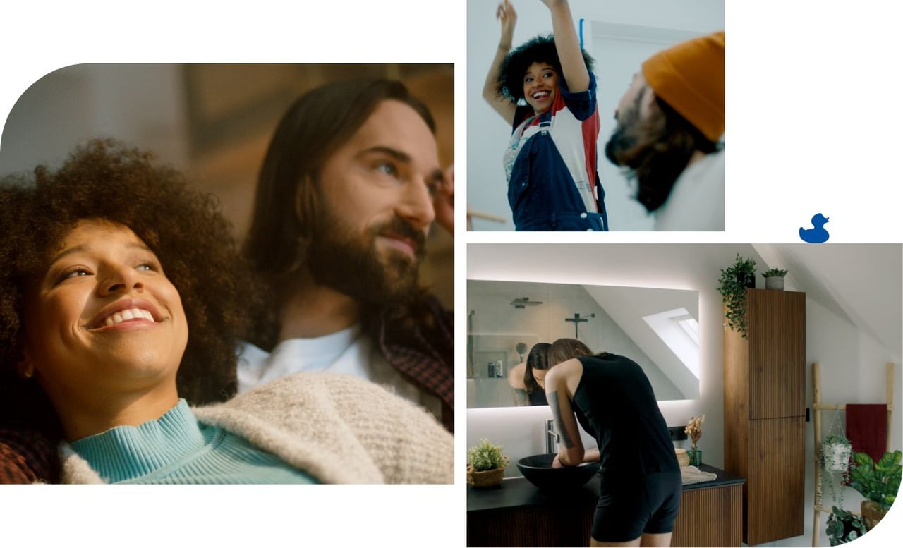 Mann beugt sich über modernes Waschbecken im Badezimmer, Frau lächelt."