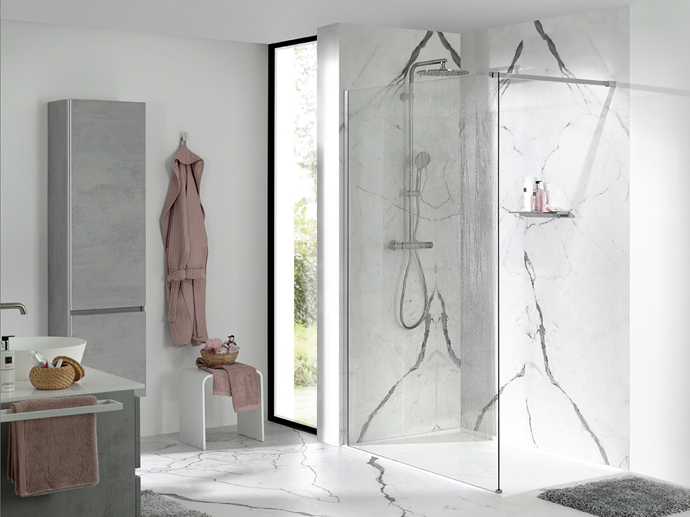 Modernes Badezimmer mit begehbarer Dusche, Marmorfliesen und grauem Badezimmermöbel