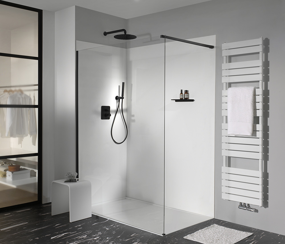 Moderne begehbare Dusche mit Regendusche, Handtuchhalter und minimalistischem Design.