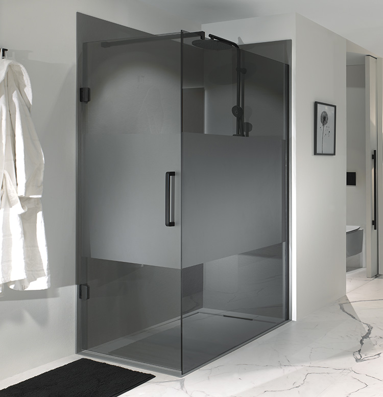 Moderne begehbare Dusche mit Glaswand, Regendusche und schwarzem Griff