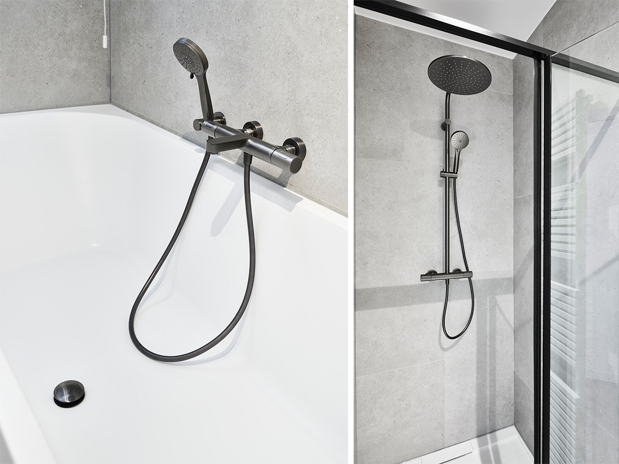 Badewanne mit Handdusche und Regendusche in einer begehbaren Dusche