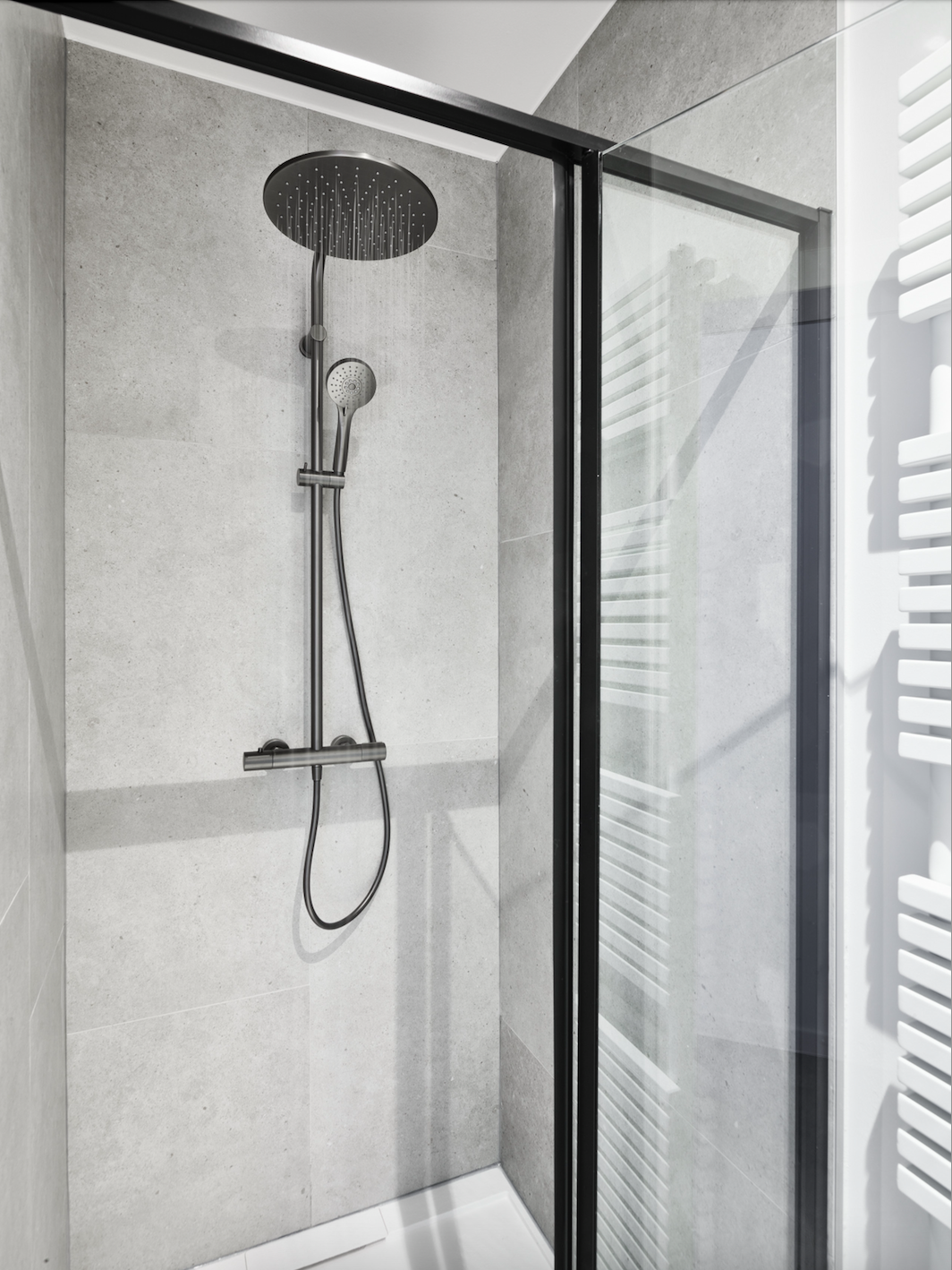 Moderne begehbare Dusche mit Regendusche und Handdusche