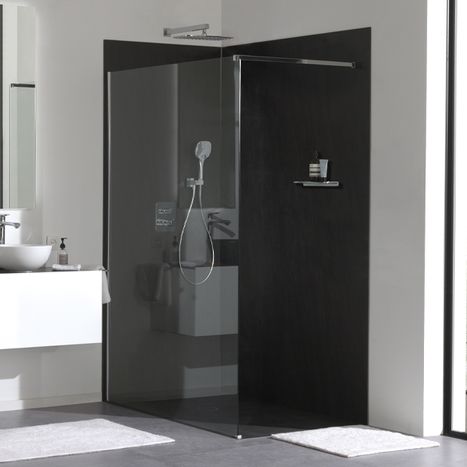 Moderne begehbare Dusche mit Glaswand, Regendusche und Waschbeckenmöbel