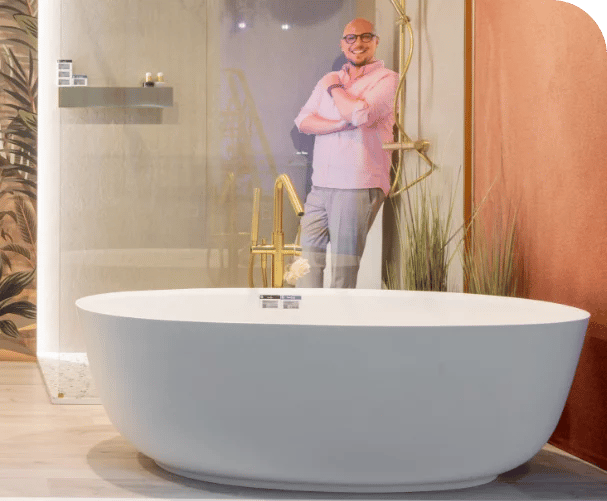 Luxe badkamer met vrijstaand bad, gouden douchekranen en afbeelding van een persoon