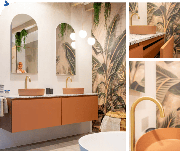 Moderne badkamer met dubbele wastafel, gouden kranen, terrazzo blad, tropisch wandtapijt en spiegels