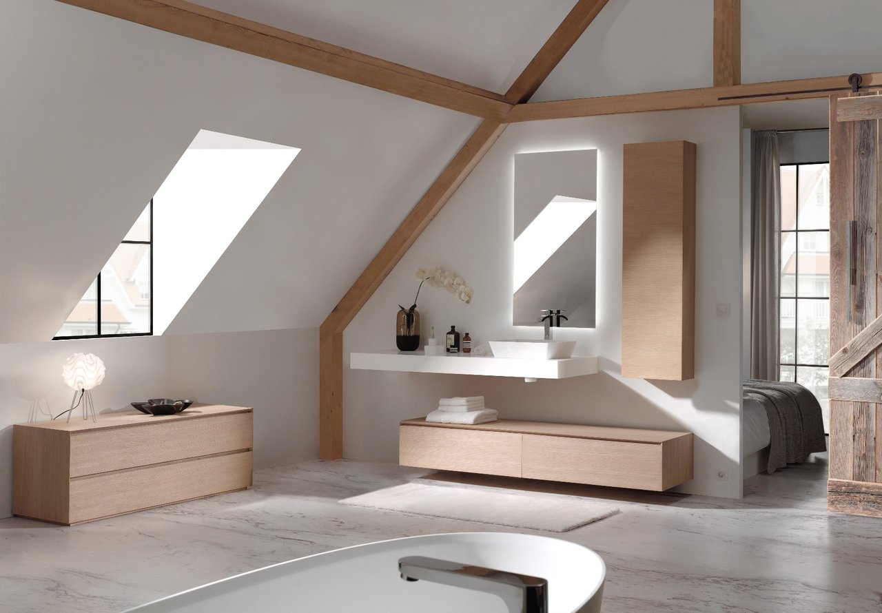 Salle de bains élégante avec poutres en bois, meuble lavabo, miroir et fenêtres de toit