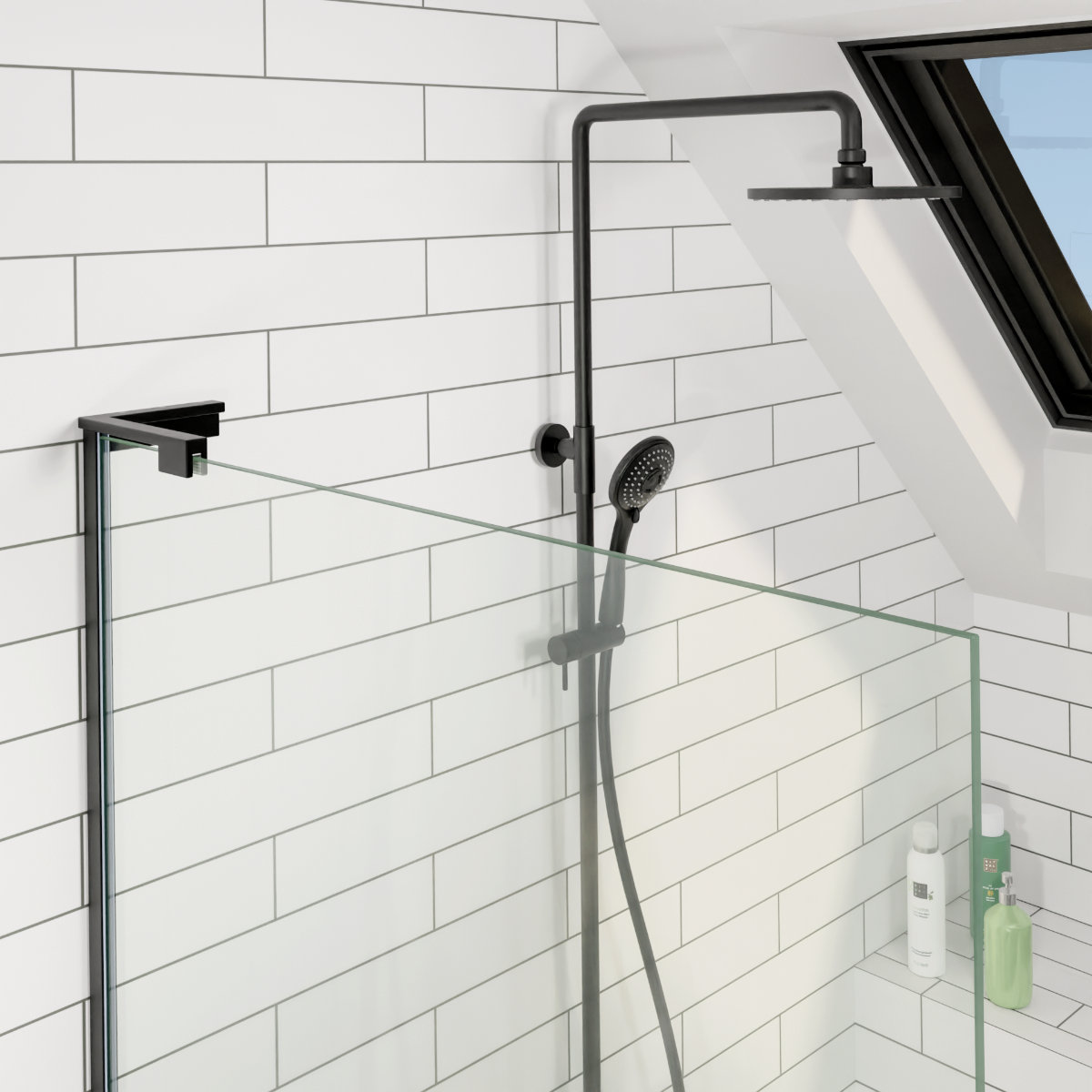 Gros plan sur un système de douche noir avec pomme de douche à effet pluie et douchette à côté du paroi en verre