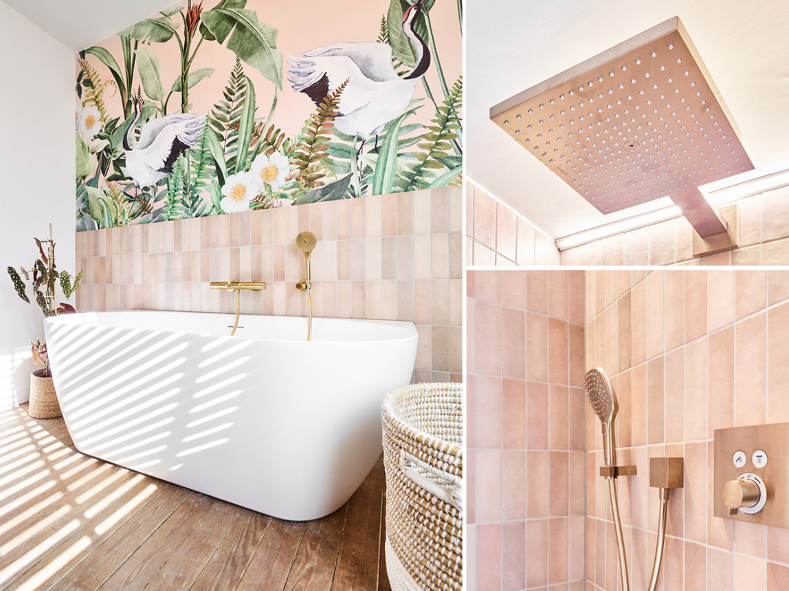 Moderne badkamer met een vrijstaand bad, gouden kranen, tropische muurdecoratie en regendouche