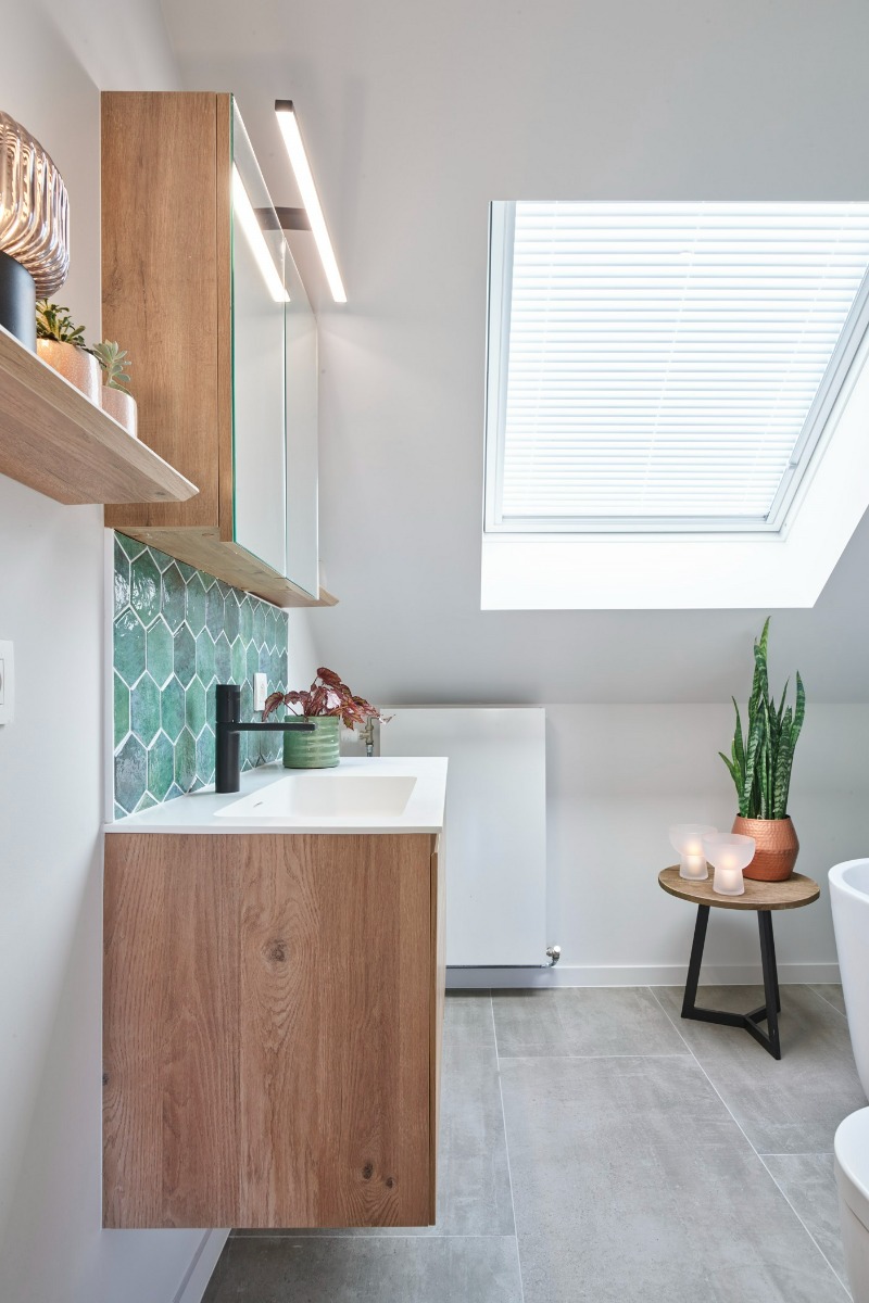 Moderne badkamer met houten kast, groene hexagon tegels en een dakraam