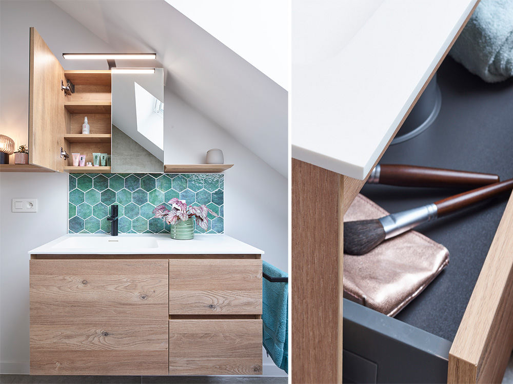 Badkamer met een wastafelmeubel van hout, groene tegels, planten en open kastje met verzorgingsproducten.