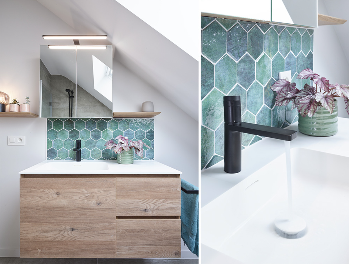 Houten badkamermeubel met zwart kraan, groene tegels en planten in een badkamer