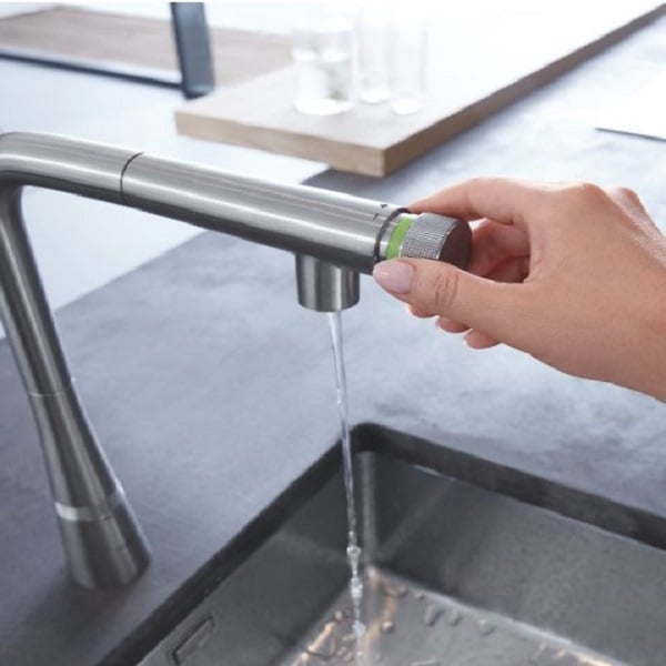 Robinet de cuisine moderne avec un bouton de réglage pour le débit d'eau, doté d'une lumière indicatrice verte pour une utilisation efficace.