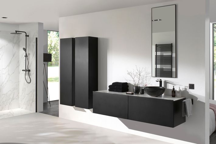 Modern zwart badkamermeubel met een ronde wastafel, spiegel en opbergruimte.