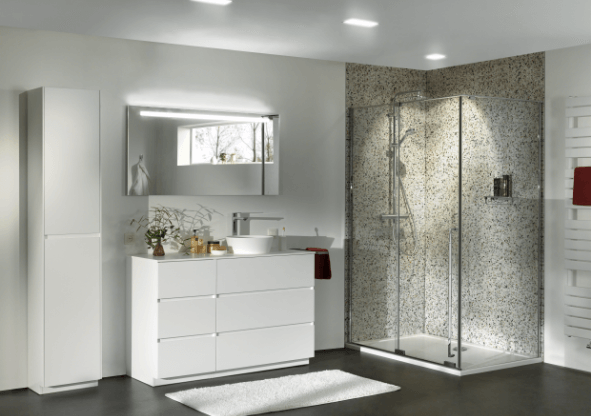 Witte totaalbadkamer met een serene uitstraling 