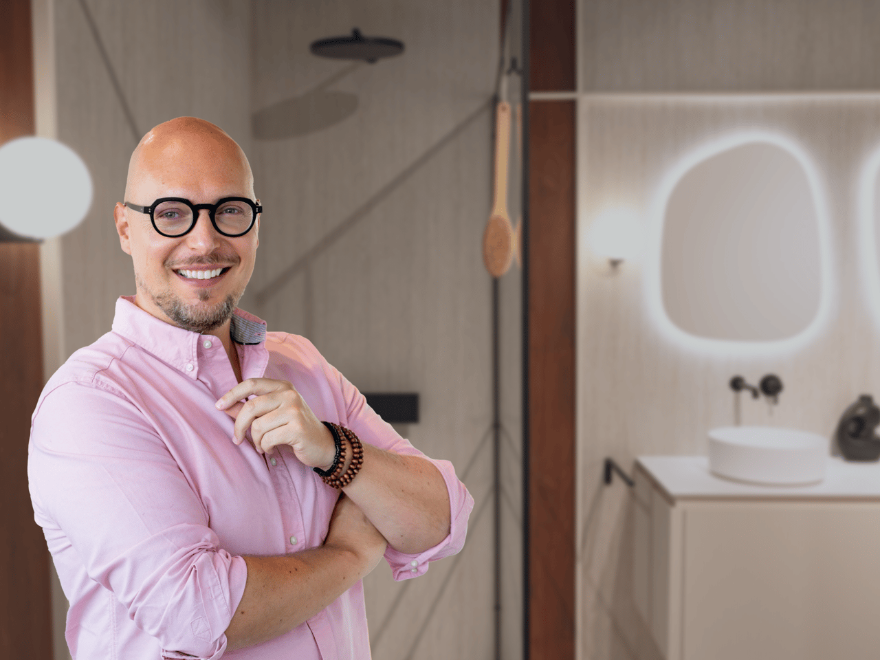 Architektonischer Badegenuss in Beige und Schwarz