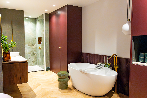 Statement in Salbeigrün mit goldenen Details