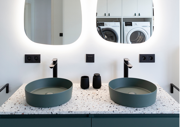 Ein modernes Badezimmer, in dem Terrazzo & Grün für Harmonie sorgen