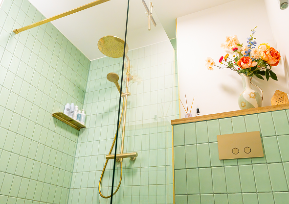 Statement in Salbeigrün mit goldenen Details