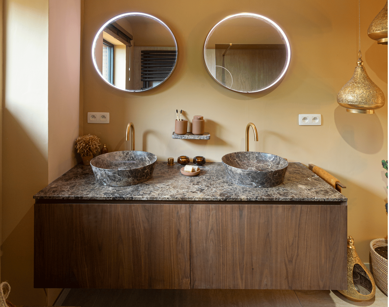 Eine Collage mit x²o badkamers Details: Dusche, Toilette, Waschbecken, Marmorplatte und Holzelemente.