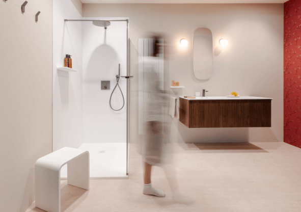 Een warm badkamerinterieur met asymmetrische balans