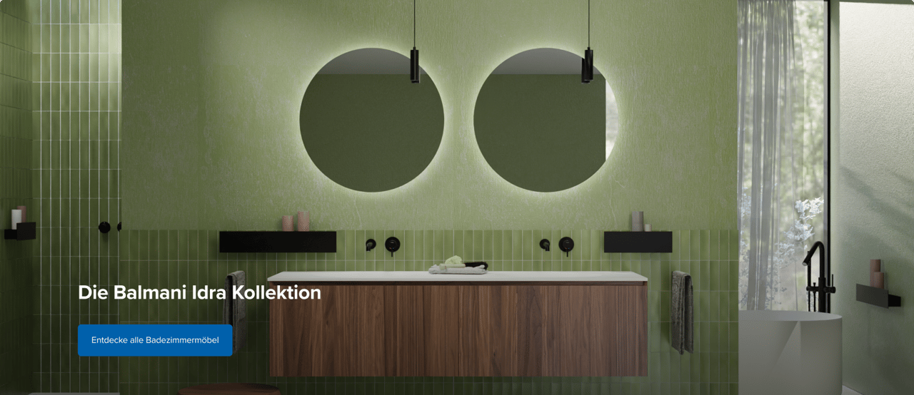 Stilvolles x²o Badezimmer mit grünen Wand- und Bodenfliesen, einem schwebenden Walnussholz-Waschmöbel und zwei runden Spiegeln mit sanfter Hintergrundbeleuchtung. Schwarze Akzente wie Pendelleuchten, Armaturen und Accessoires sorgen für ein modernes und natürliches Flair.