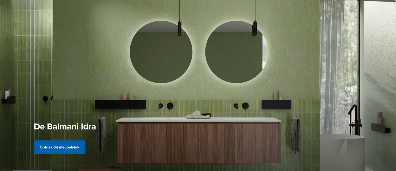 Stijlvolle x²o badkamers inrichting met groene wand- en vloertegels, een zwevend badkamermeubel in walnoothout en dubbele ronde spiegels met sfeervolle backlight. Zwarte accenten zoals de pendellampen, kranen en accessoires geven het geheel een moderne en natuurlijke uitstraling.