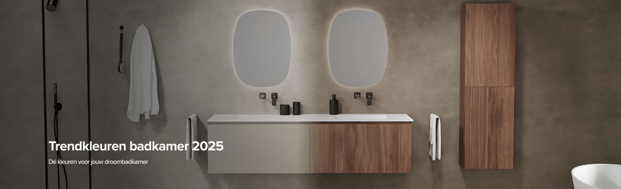Trendy badkamer in aardetinten met minimalistisch zwevend meubel, asymmetrische spiegels met zachte verlichting en houten kolomkast. Zwarte accenten in douche en accessoires geven het geheel een strak karakter. Een vooruitstrevend x²o badkamers ontwerp voor 2025.