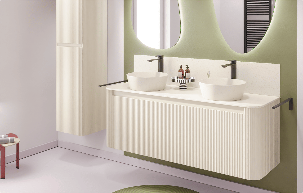 Kleine moderne badkamer met dubbele witte waskom, beige tegels, ruime inloopdouche en zwarte handdoekradiator. Slim ingericht door x²o badkamers.