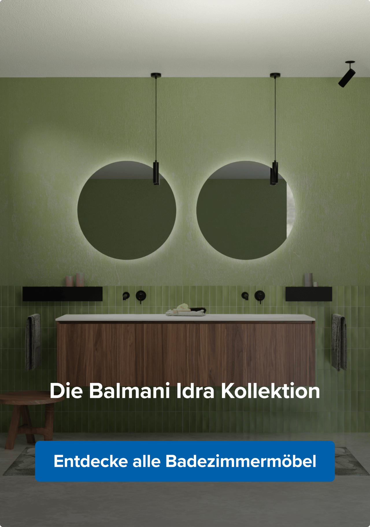 Stilvolles x²o Badezimmer mit grünen Wand- und Bodenfliesen, einem schwebenden Walnussholz-Waschmöbel und zwei runden Spiegeln mit sanfter Hintergrundbeleuchtung. Schwarze Akzente wie Pendelleuchten, Armaturen und Accessoires sorgen für ein modernes und natürliches Flair.