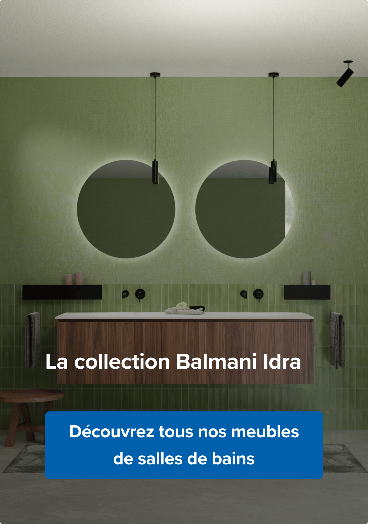 Aménagement raffiné de salle de bain signé x²o badkamers, avec carrelage vert au mur et au sol, meuble suspendu en noyer et deux miroirs ronds avec rétroéclairage doux. Les accents noirs – luminaires suspendus, robinets et accessoires – apportent une touche moderne et naturelle.