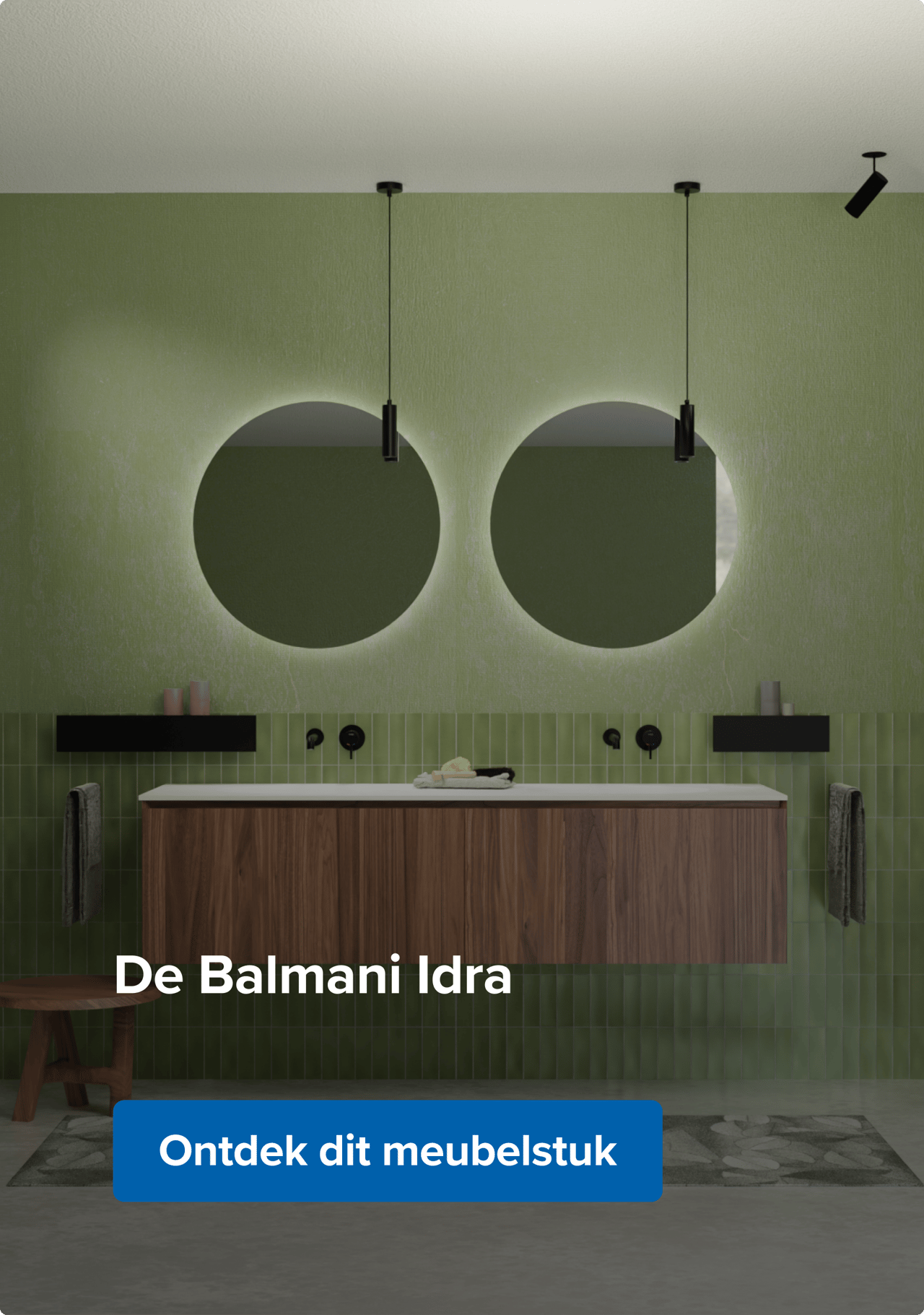 Stijlvolle x²o badkamers inrichting met groene wand- en vloertegels, een zwevend badkamermeubel in walnoothout en dubbele ronde spiegels met sfeervolle backlight. Zwarte accenten zoals de pendellampen, kranen en accessoires geven het geheel een moderne en natuurlijke uitstraling.