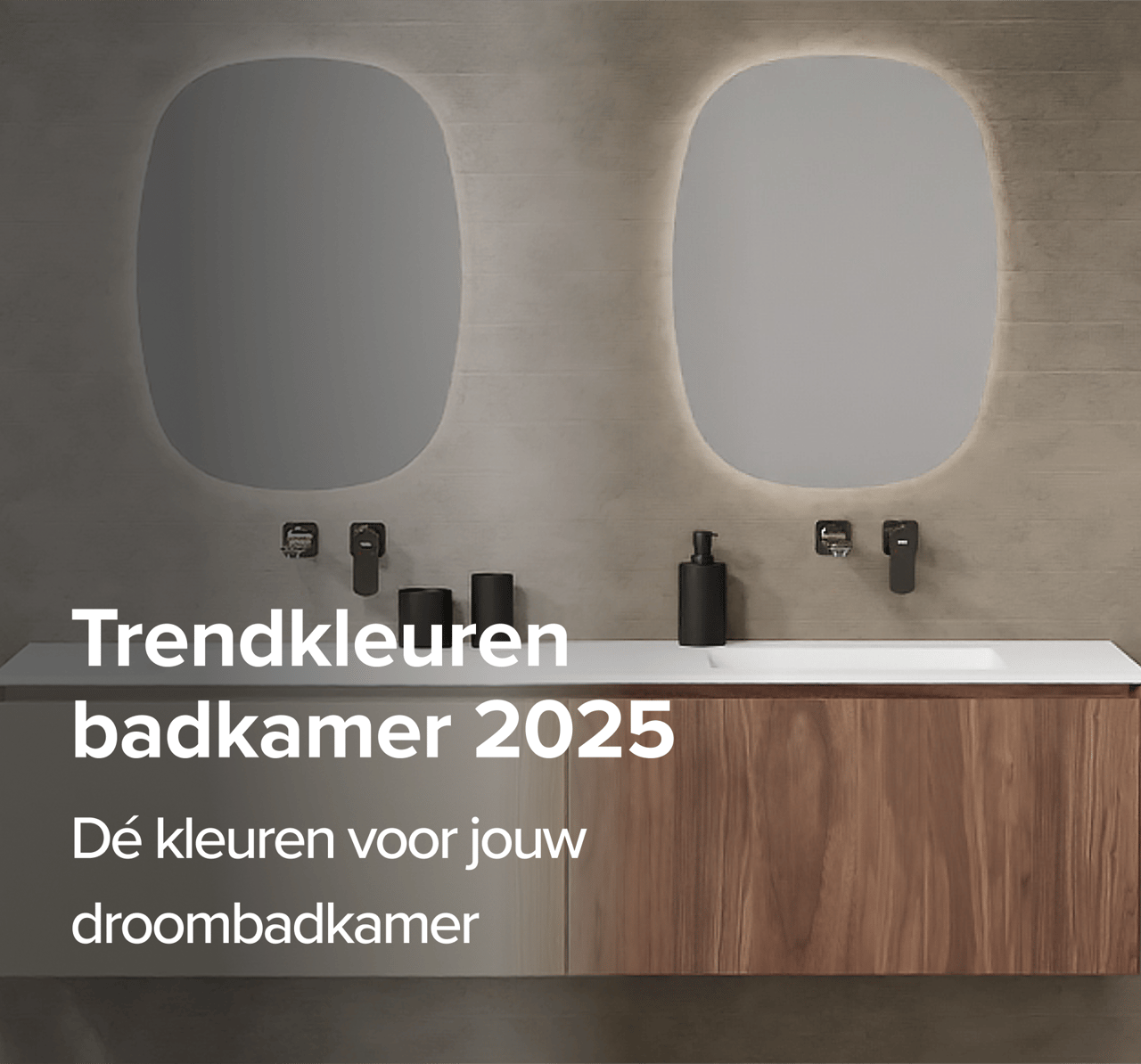 Trendy badkamer in aardetinten met minimalistisch zwevend meubel, asymmetrische spiegels met zachte verlichting en houten kolomkast. Zwarte accenten in douche en accessoires geven het geheel een strak karakter. Een vooruitstrevend x²o badkamers ontwerp voor 2025.