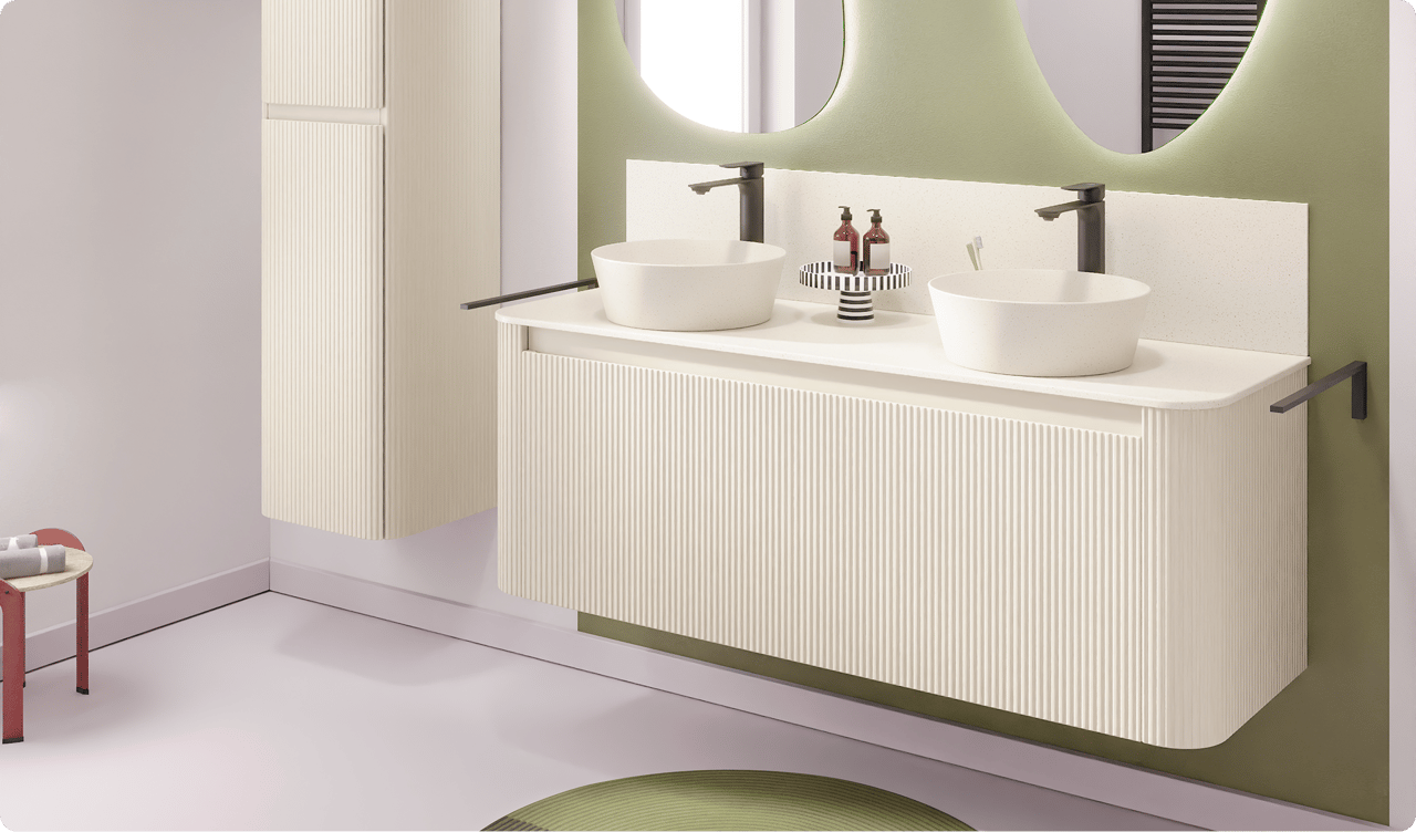 Kleine moderne badkamer met dubbele witte waskom, beige tegels, ruime inloopdouche en zwarte handdoekradiator. Slim ingericht door x²o badkamers.