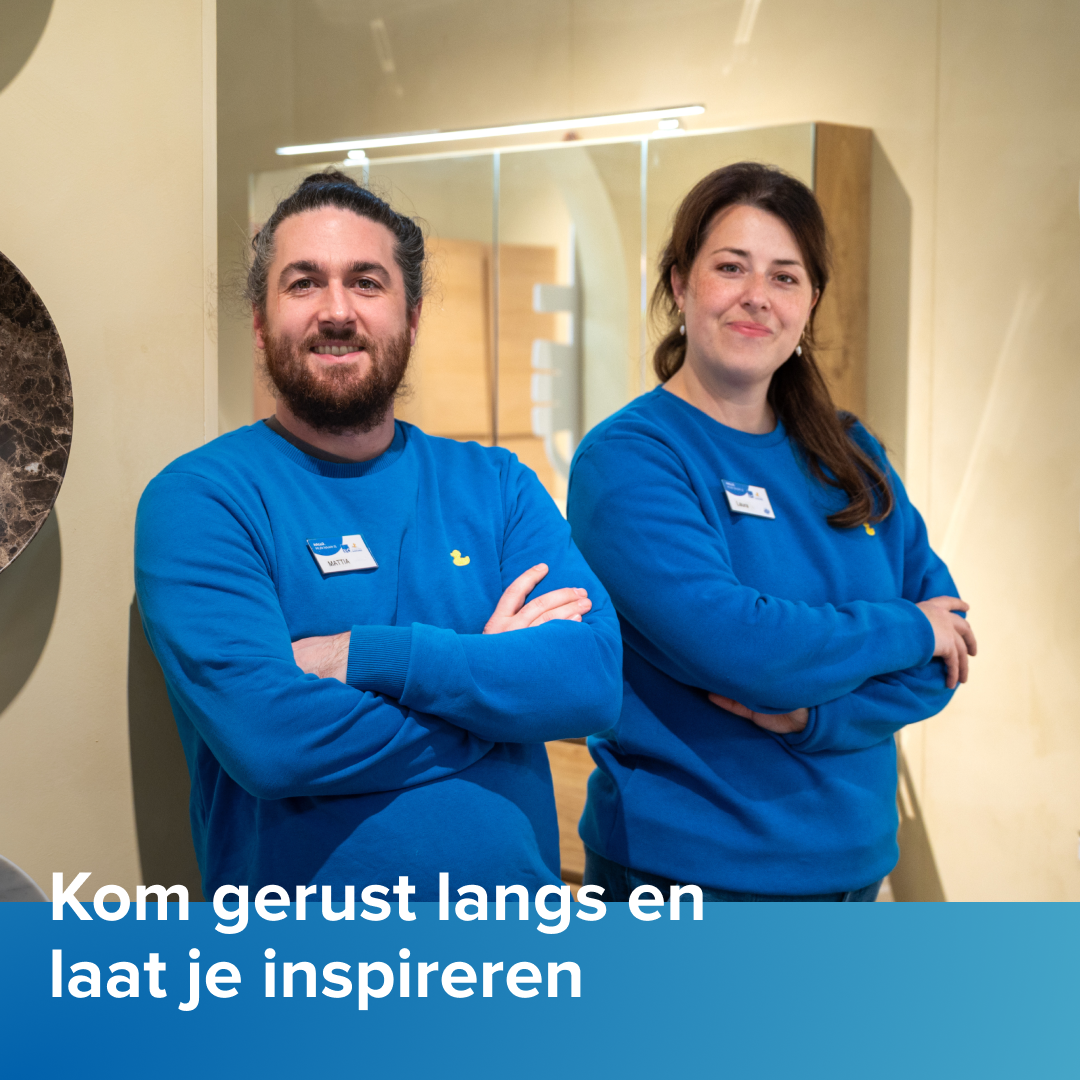 Twee medewerkers van x²o badkamers staan met gekruiste armen in een badkamer­showroom, gekleed in blauwe truien, met op de achtergrond een verlichte spiegelkast en badkamermeubilair. Onderaan de afbeelding staat de tekst “Kom gerust langs en laat je inspireren”.