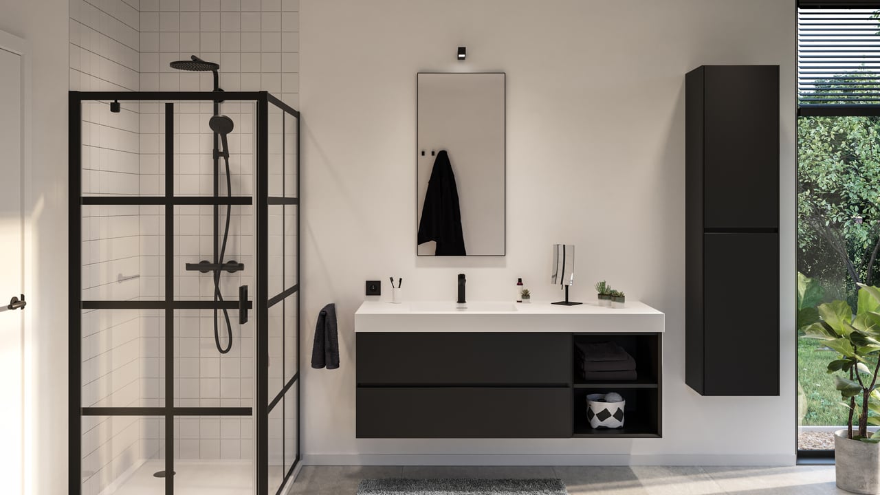 Rechteckiger Spiegel mit schwarzem Rahmen über einem weißen Waschbecken in einem modernen Bad mit Industriedusche.