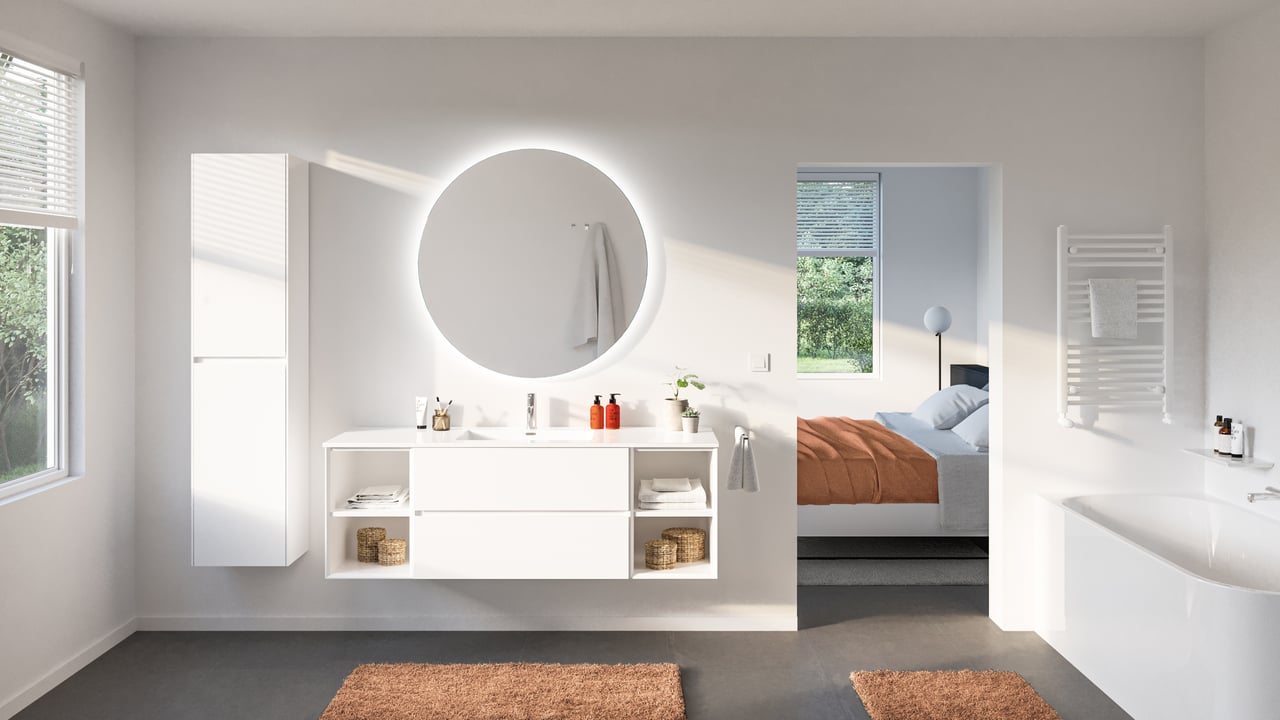 Grote ronde spiegel met zachte ledverlichting in een witte open badkamer met zicht op slaapkamer.