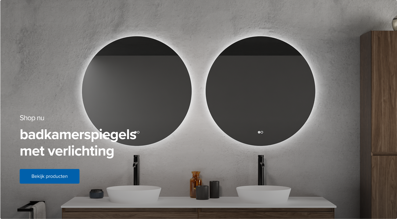 Twee ronde badkamerspiegels met geïntegreerde verlichting boven dubbele waskommen en houten onderkast – designinspiratie van x²o badkamers.