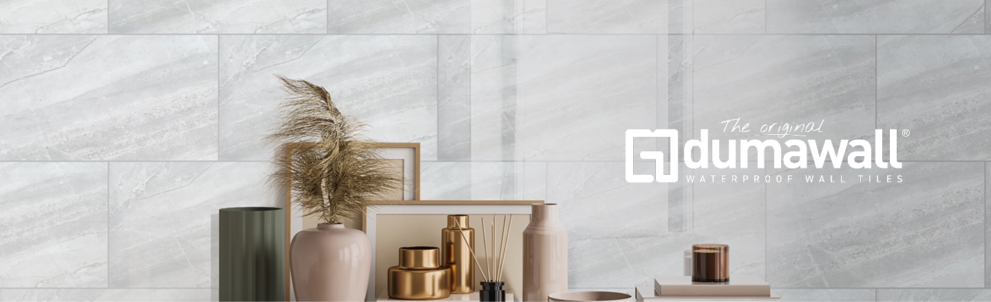 Salle de bains moderne de x²o salles de bains avec panneaux muraux Dumawall effet marbre, accessoires élégants et revêtement mural étanche facile à entretenir.