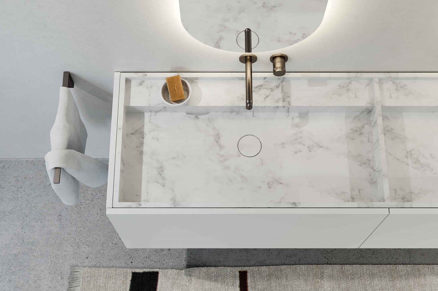 Bovenaanzicht van een wit zwevend badkamermeubel uit de Balmani Cubo collectie van x²o badkamers met geïntegreerde Carrara marmeren wastafel. De marmeren kom is strak ingewerkt in het meubelblad, met een elegante messingkleurige kraan en een handdoekhouder aan de zijkant.