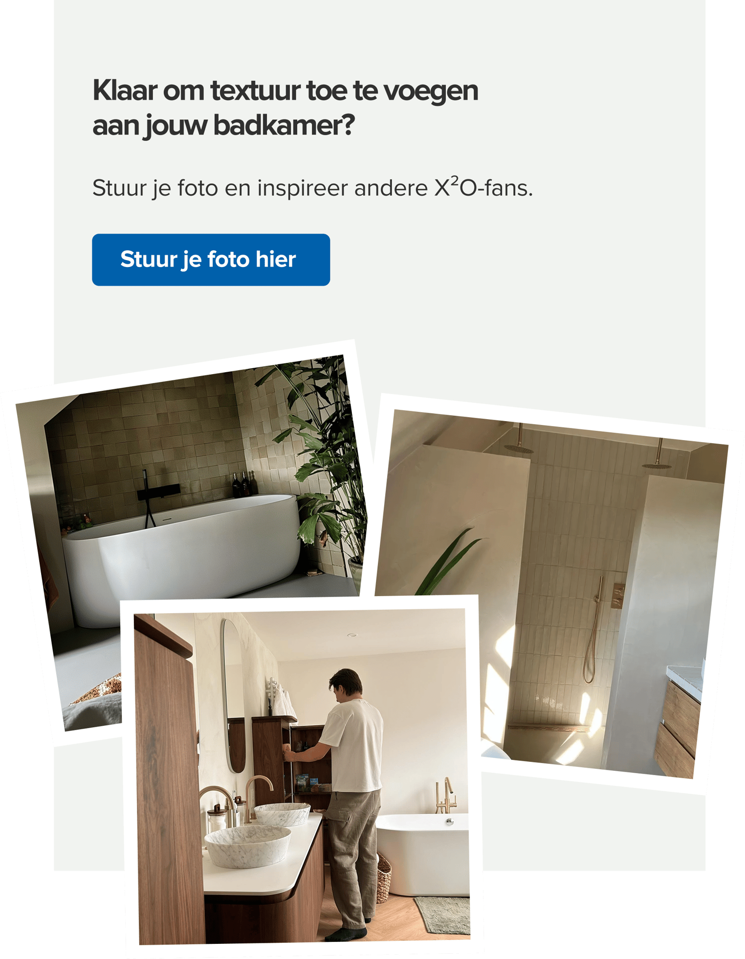 UGC-blok met oproep om textuur toe te voegen aan je badkamer, met collage van drie foto’s van badkamers met geribbelde badkamermeubels, ronde waskommen, verlichte spiegels en warme houttinten, en een knop “Stuur je foto hier”.
