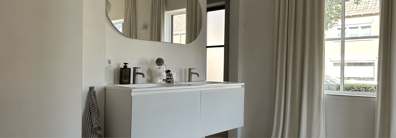 Elegantes Badezimmer von x²o Badezimmer mit schwebendem Balmani Fila Badmöbel, großem organischem Spiegel und hellen neutralen Farben.