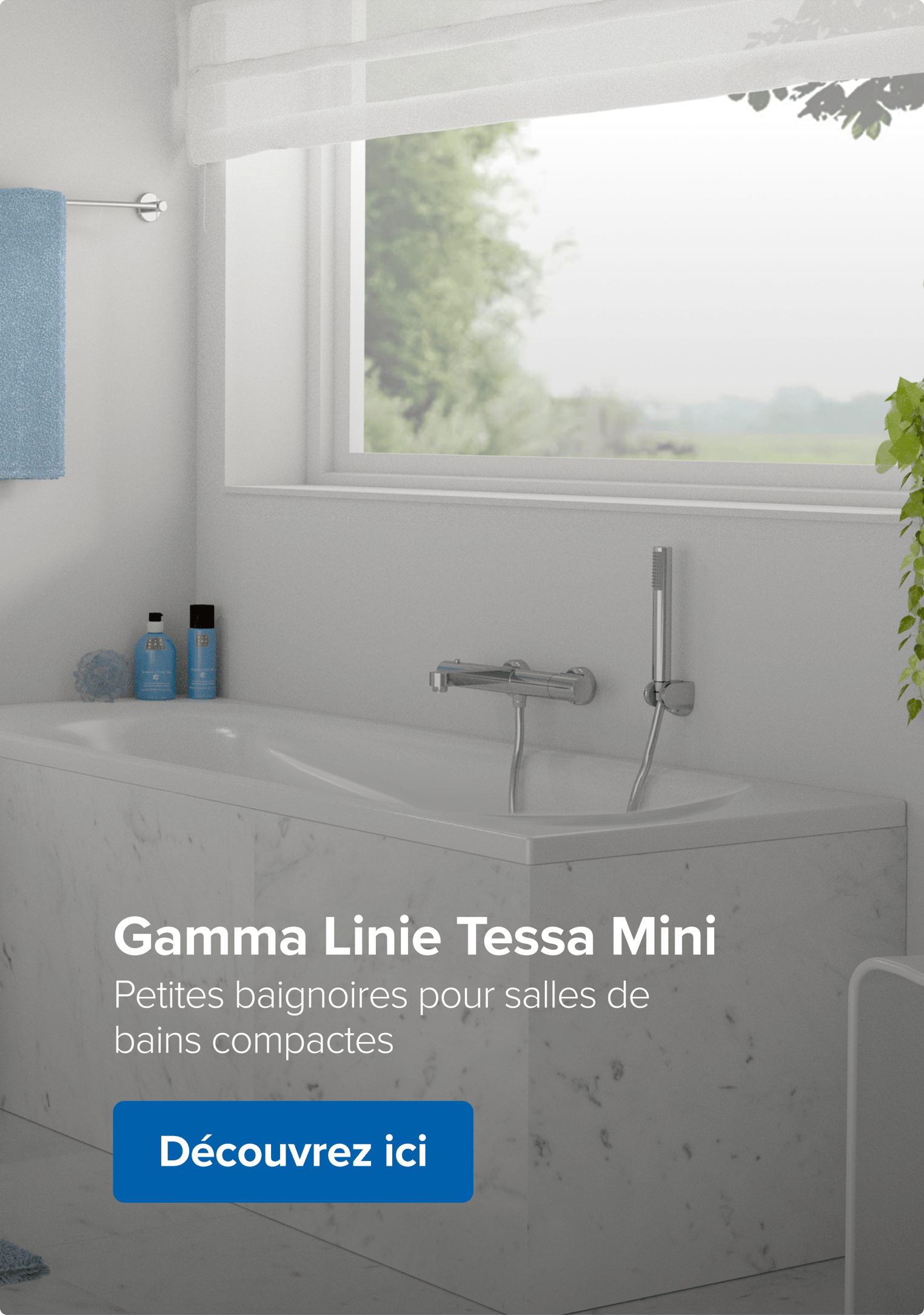 Sur cette image de x²o badkamers, on voit une petite baignoire blanche encastrée avec un habillage en marbre, une robinetterie chromée moderne, deux bouteilles bleues et un flacon noir posés sur le rebord, ainsi qu’une plante verte suspendue qui descend élégamment devant un mur blanc.