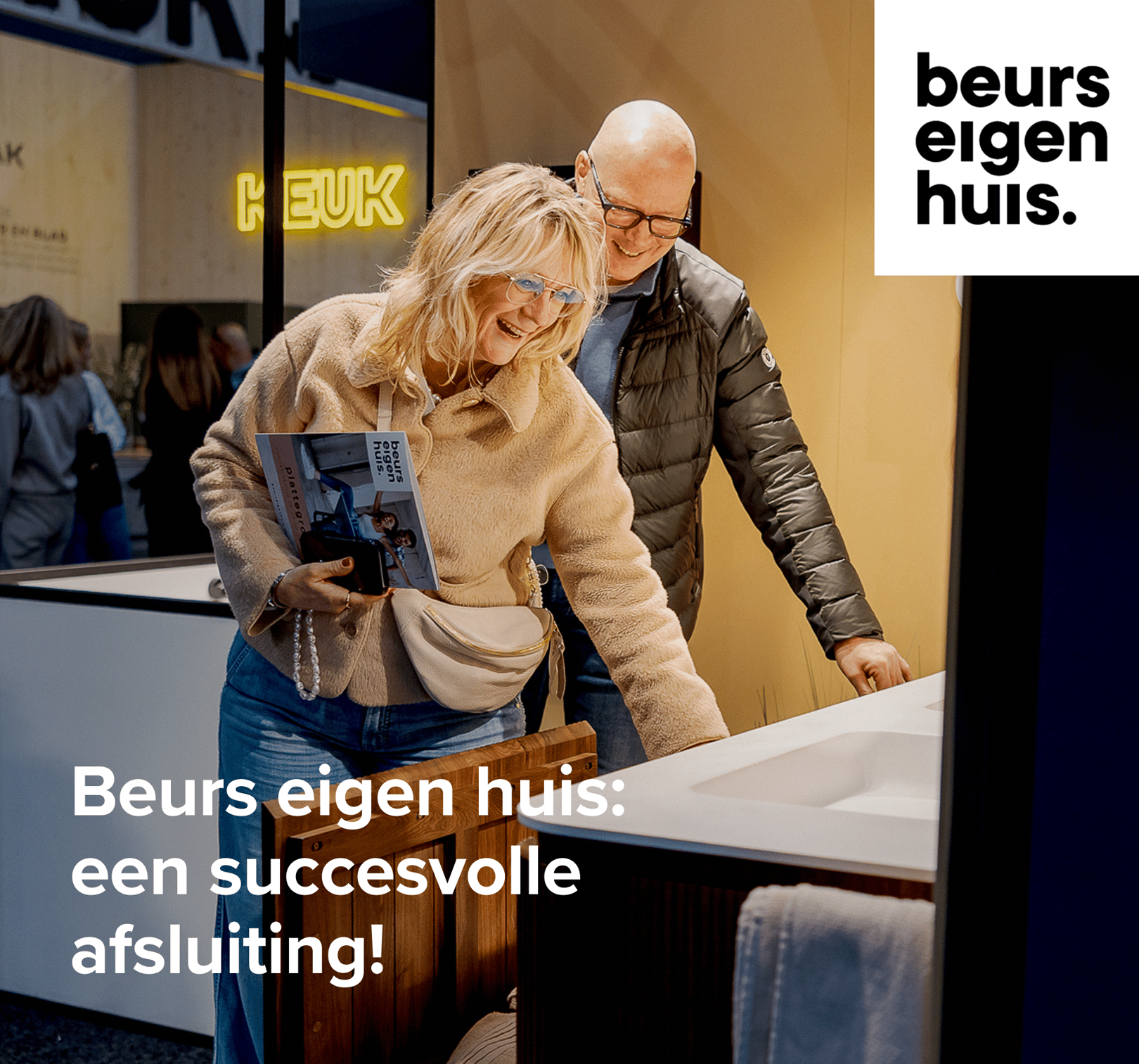Bezoekers wandelen langs de stand van X²O badkamers op de woonbeurs Beurs Eigen Huis in een grote beurshal.