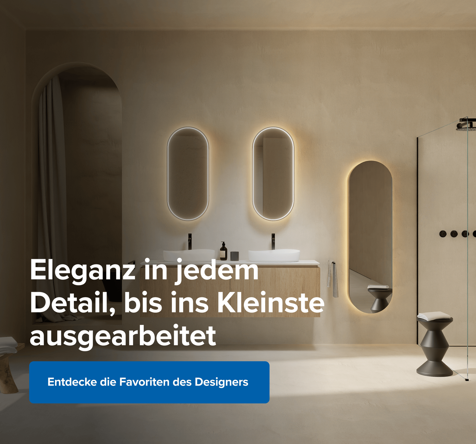 Du siehst ein elegantes, modernes Badezimmer von X²O Badezimmer, das komplett in beigen Tönen gehalten ist. In der Mitte hängt ein wandmontiertes, helles Holzbadmöbel mit vertikaler Rillenstruktur, darauf zwei weiße, asymmetrische Aufsatzwaschbecken mit schwarzen Armaturen. Darüber befinden sich zwei längliche Spiegel mit integrierter LED-Beleuchtung. Rechts erkennst du eine Dusche mit Glaswand, schwarzen Bedienelementen und einer schwarzen Handbrause. Links liegt ein gefaltetes weißes Handtuch auf einem Hocker. In der Ecke befindet sich eine Nische mit einem dunklen WC. Der Text auf der linken Seite lautet: „Eleganz in jedem Detail, bis ins Kleinste ausgearbeitet“, und darunter ein blauer Button mit der Aufschrift „Entdecke die Favoriten des Designers“.
