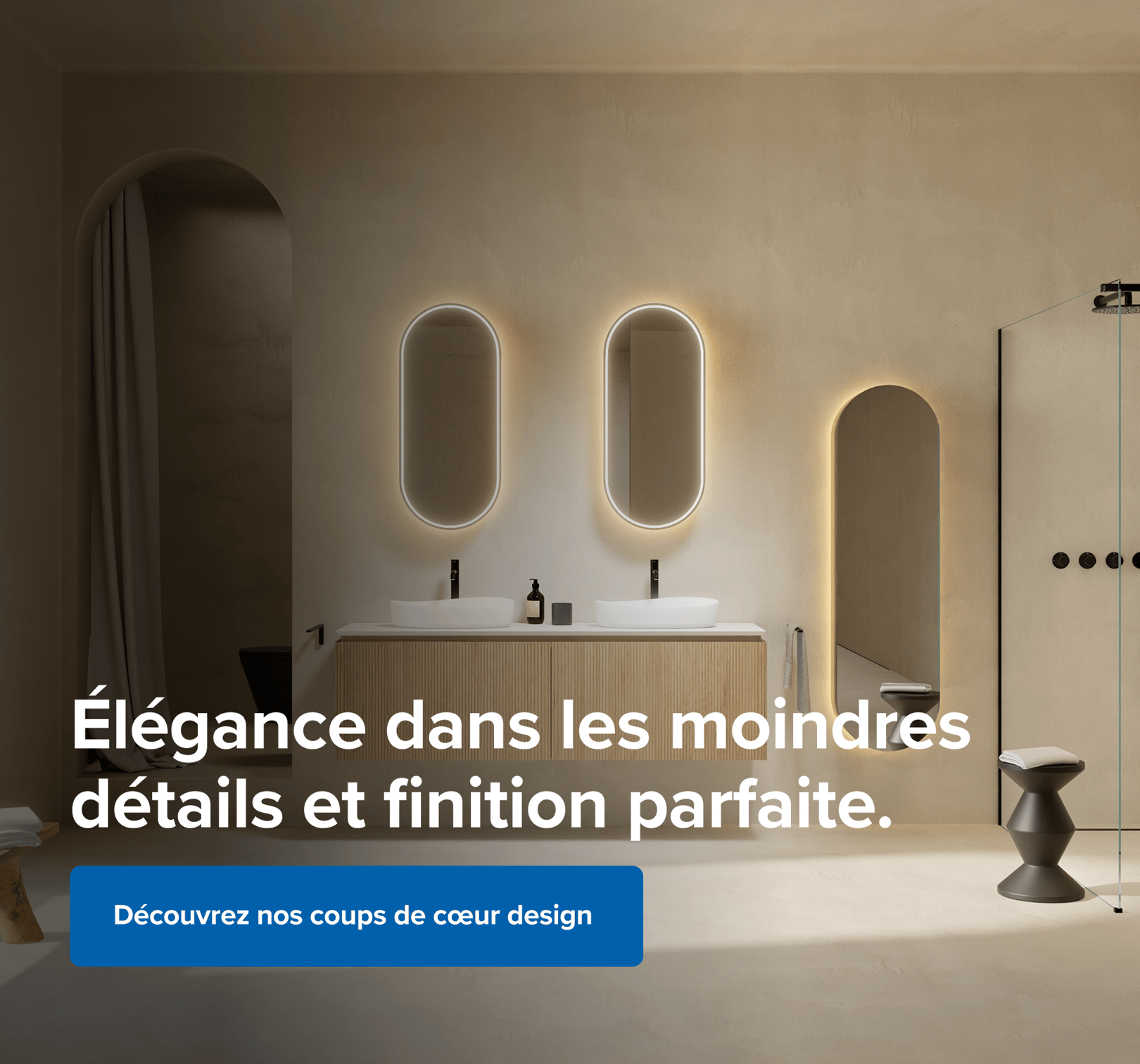 Salle de bains élégante et minimaliste signée X²O Salles de bains, entièrement dans des tons beiges doux. Un meuble vasque suspendu en bois clair avec des rainures verticales est centré sur l'image. Il est équipé de deux vasques blanches aux formes asymétriques et de robinets noirs. Deux miroirs ovales rétroéclairés sont accrochés au mur beige derrière. À droite, une douche à l’italienne avec paroi en verre et commande noire, ainsi qu’un tabouret noir au design sculptural avec une serviette blanche pliée dessus. À gauche, une niche avec un rideau beige clair et un WC suspendu noir mat. Sur la gauche, le texte indique : “Élégance dans les moindres détails et finition parfaite.” Un bouton bleu invite à “Découvrir nos coups de cœur design”.