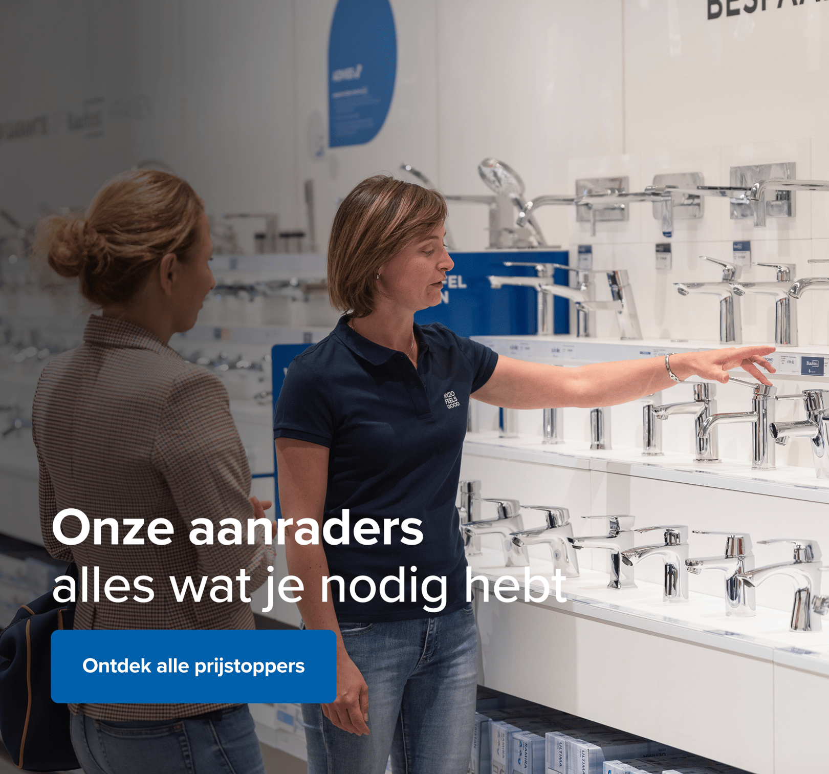 In een showroom van X²O badkamers toont een medewerkster in blauwe polo verschillende glanzende chroomkranen aan een klant. De tekst op de afbeelding luidt: “Onze aanraders – alles wat je nodig hebt”, met daaronder een blauwe knop: “Ontdek onze X²O Keuzes”.