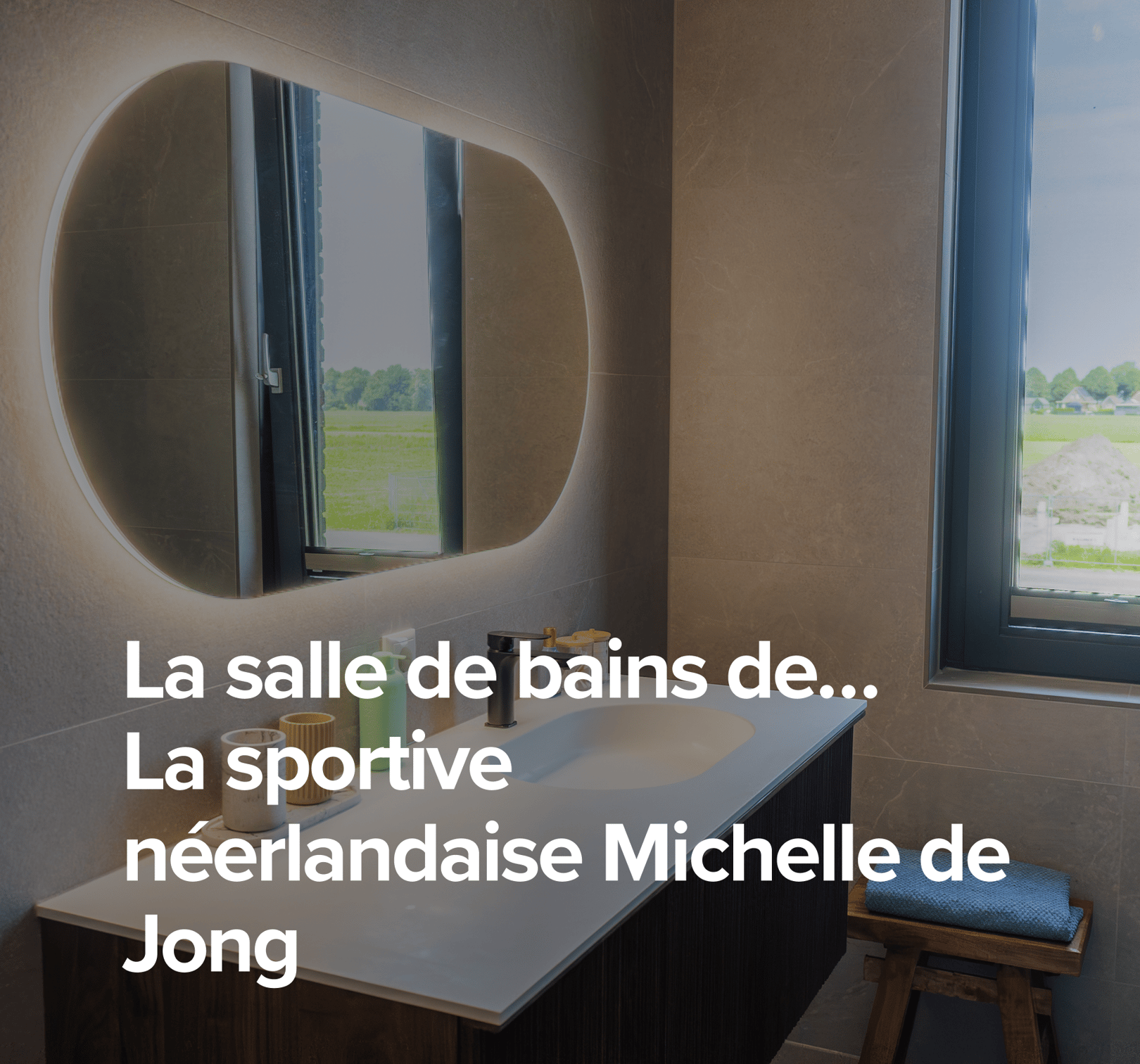Vue d’ensemble de la salle de bain de Michelle de Jongg avec meuble moderne, miroir éclairé et paroi de douche en verre.